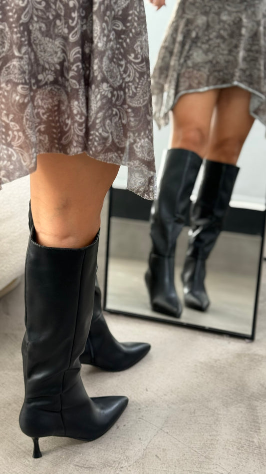 POINTED TOE BOOTS