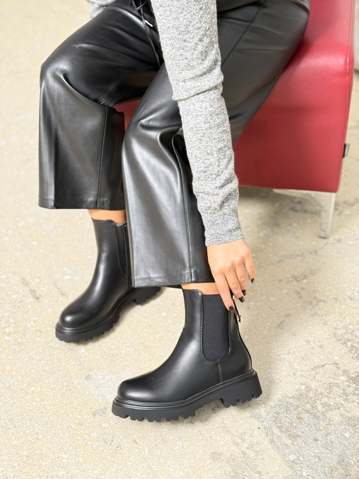 CHELSEA BOOTS