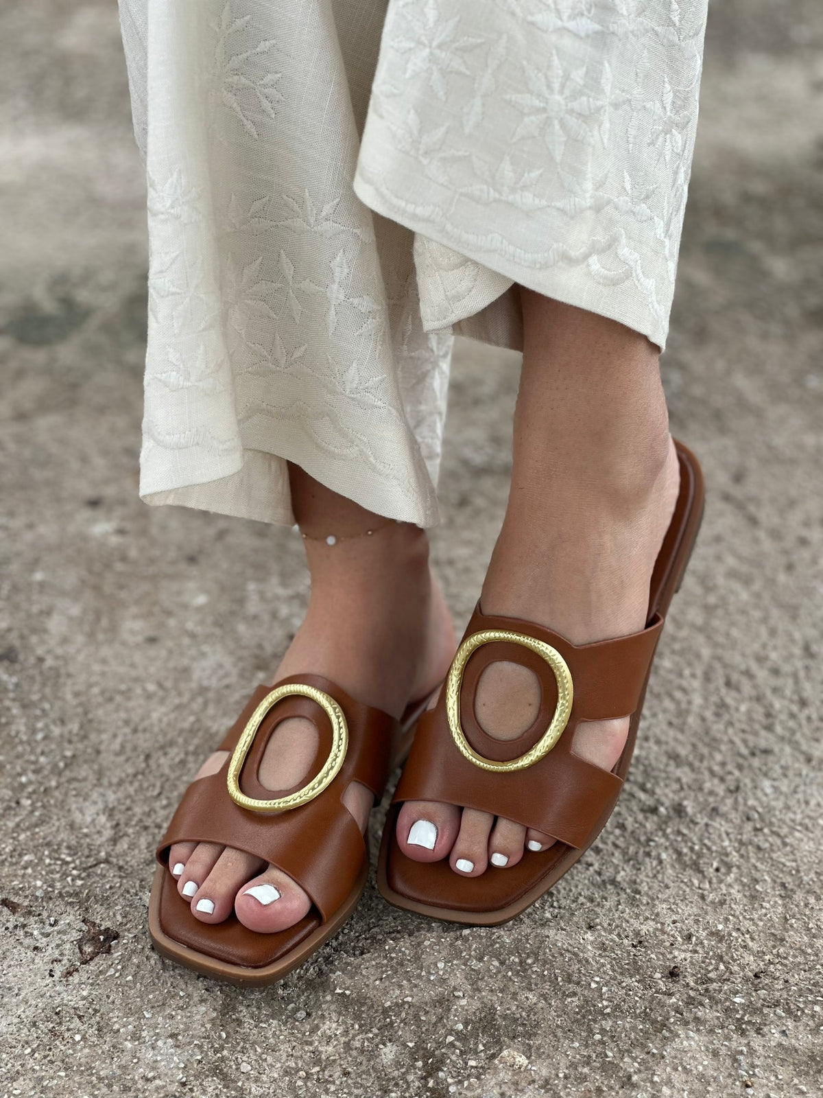 FLAT SANDALS