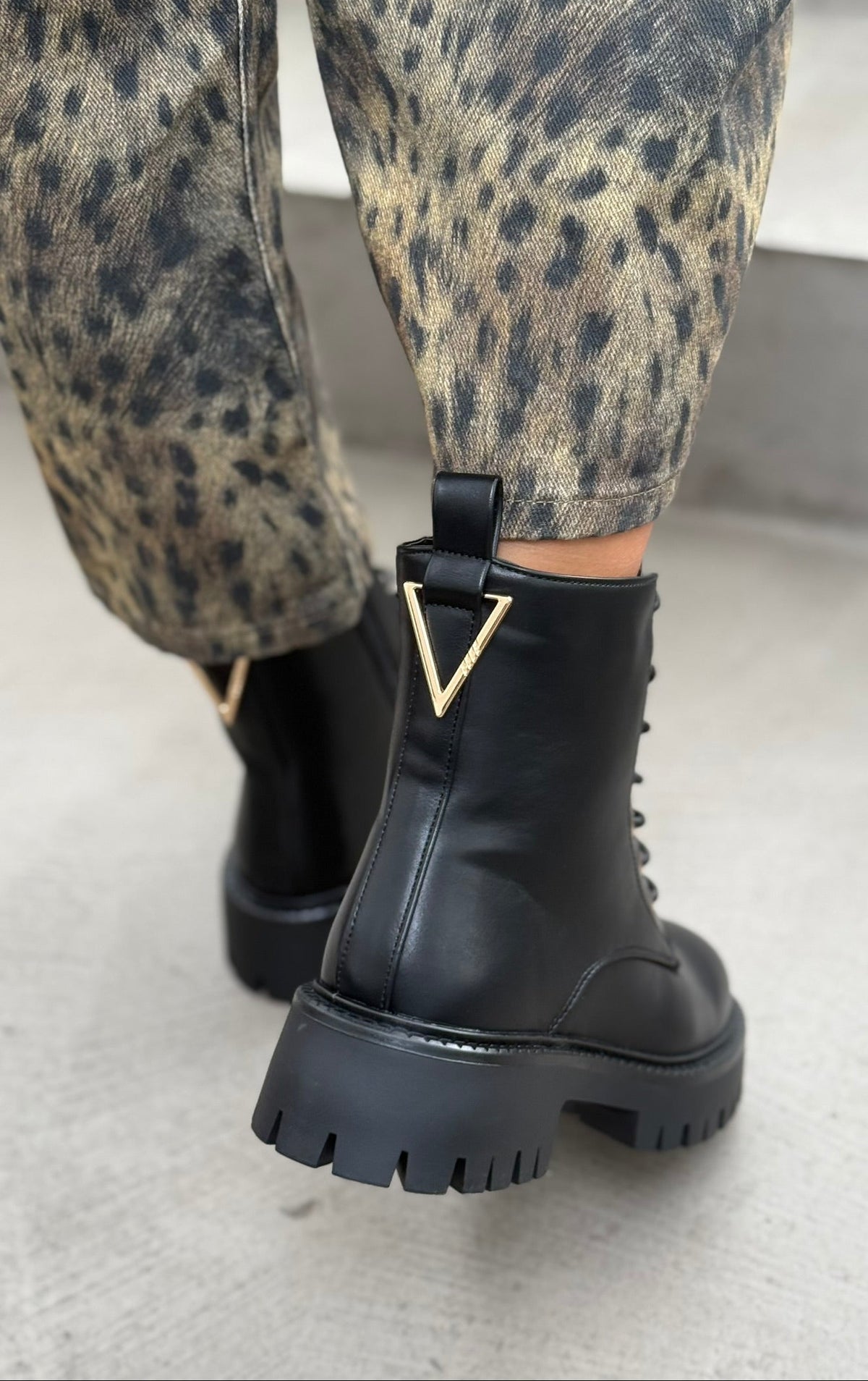 COMBAT BOOTS