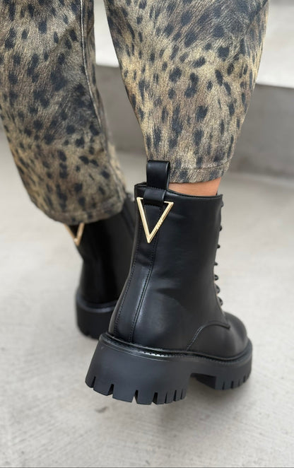 COMBAT BOOTS