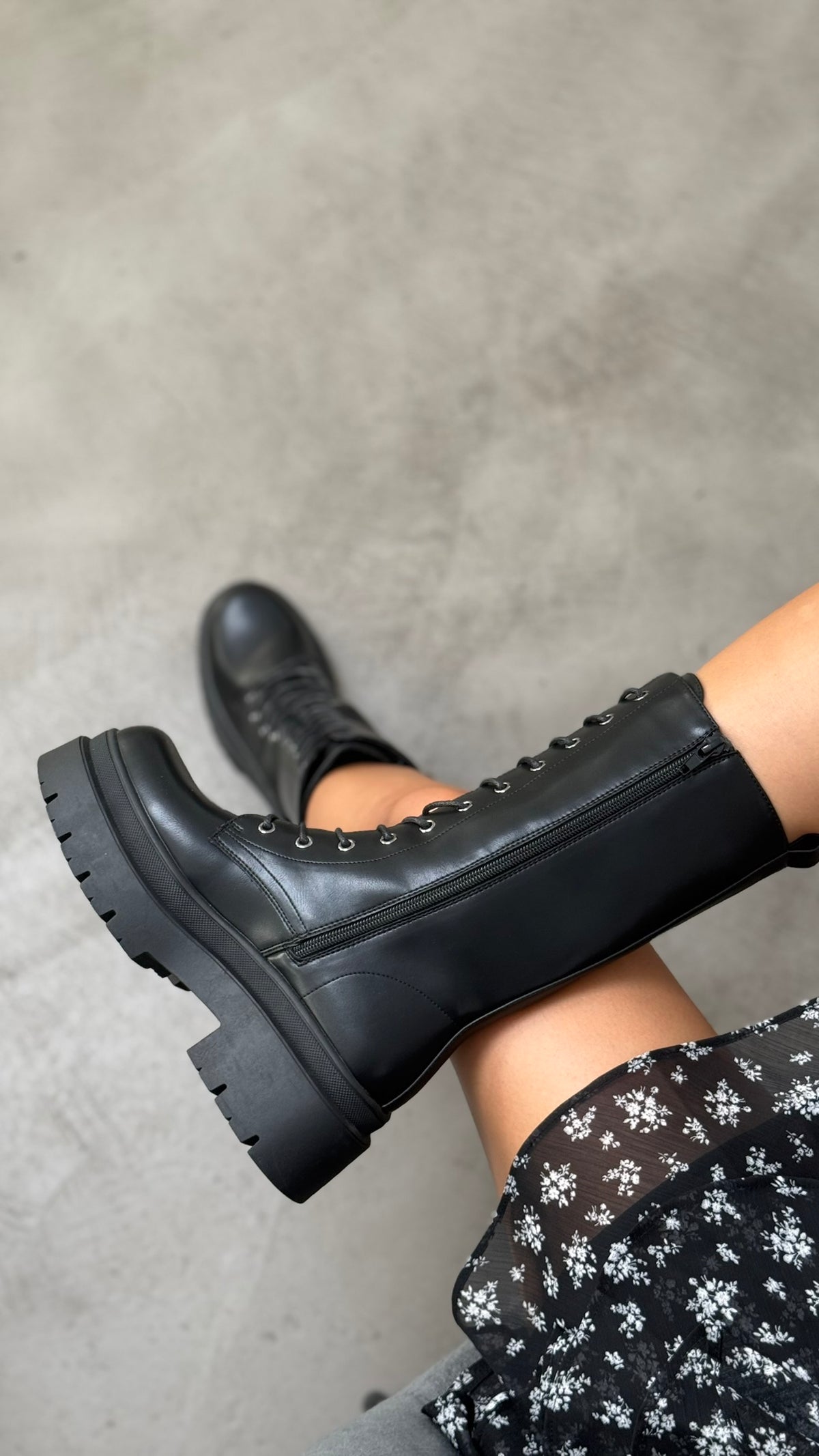 COMBAT BOOTS