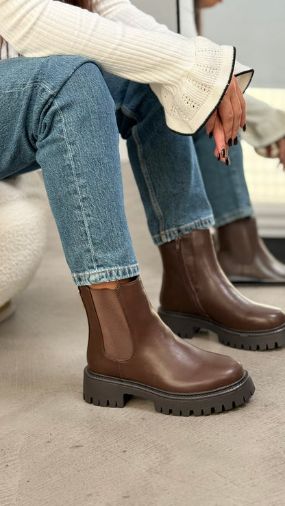 CHELSEA BOOTS