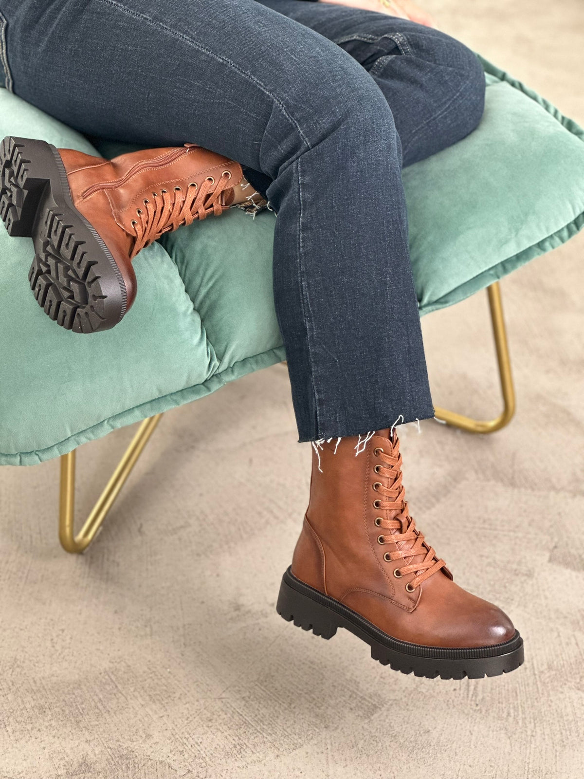 COMBAT BOOTS