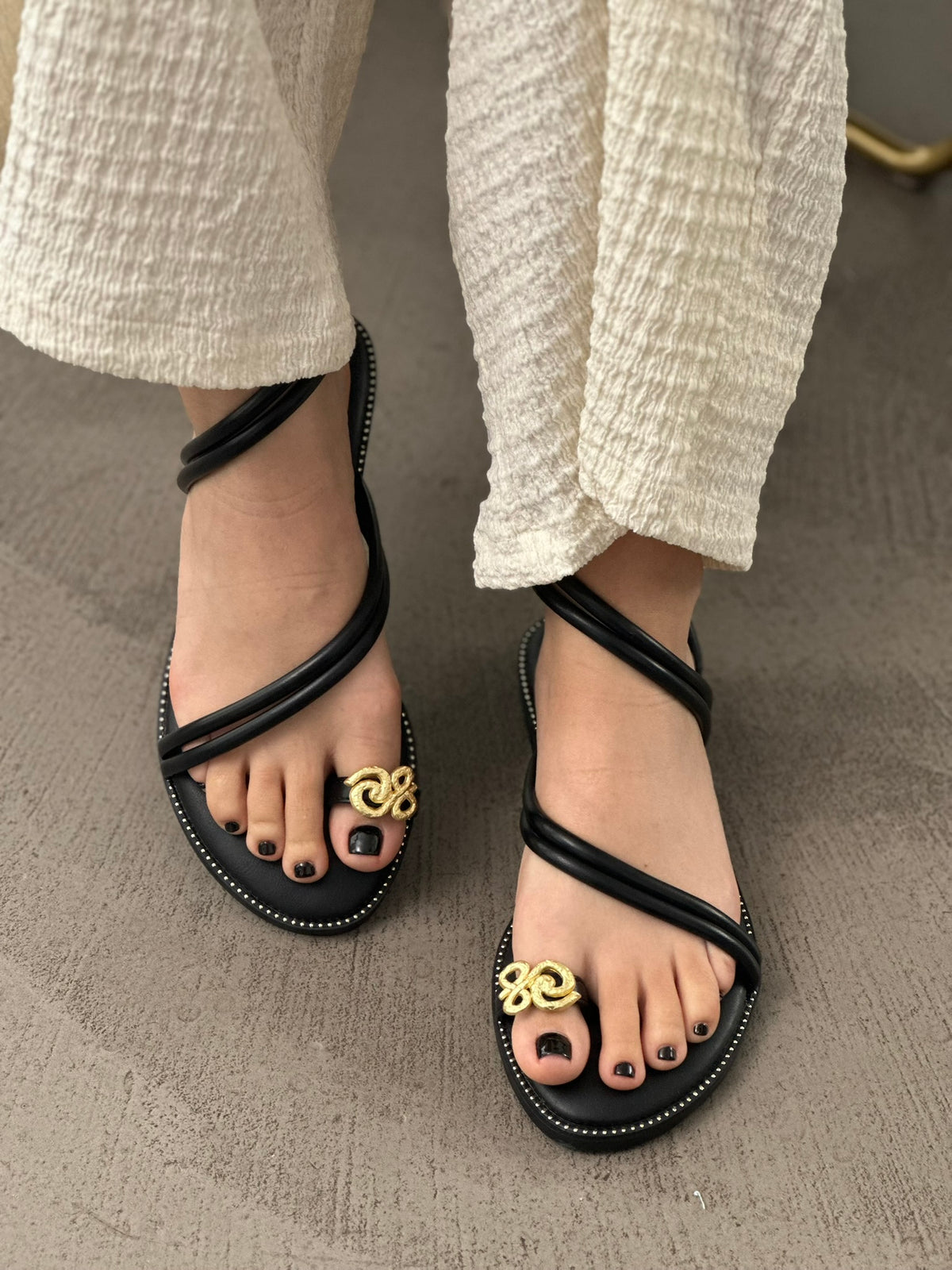 FLAT SANDALS