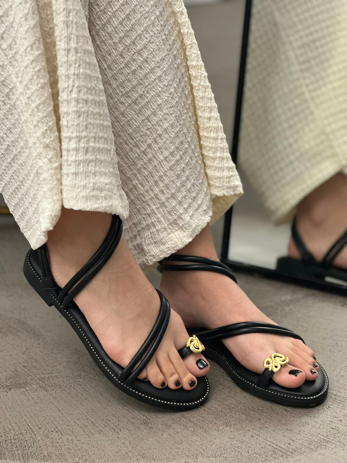 FLAT SANDALS